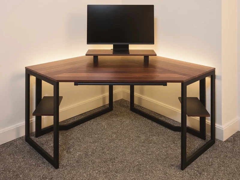 Bureau d'angle noir mat et noyer avec tablette pour écran intégrée.